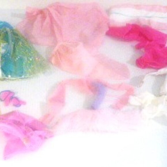 TYS1 - Lot of 6 BARBIES Barbie CLOTHS Barbie Collection Bratz Barbie Accessories - Picture 2 of 11